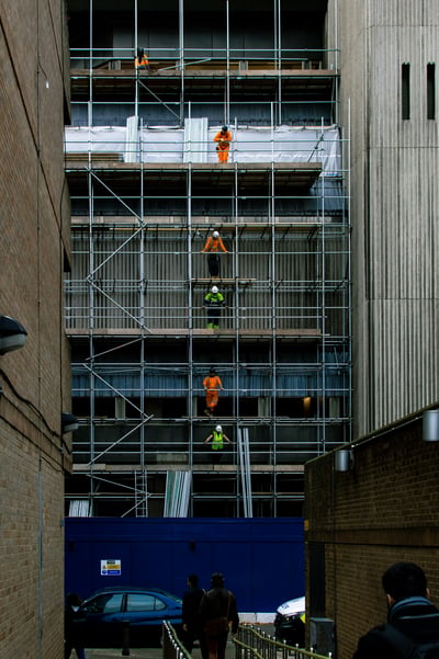 Ein Team arbeitet gemeinsam auf einer Gerüstbaustelle