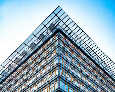 Gerüst an einem Gebäude im Bau