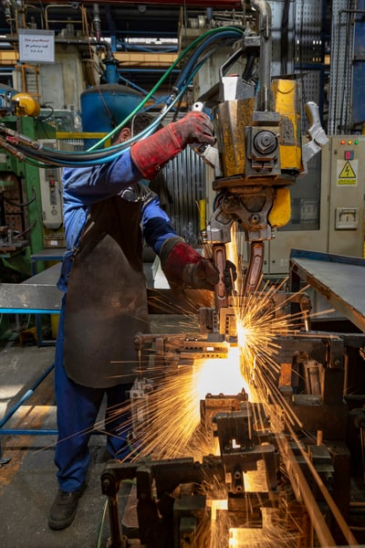 Ein Techniker bedient eine Maschine in der Produktionshalle